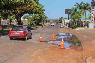 Comerciantes reclamam de trecho alagado at&eacute; durante a estiagem na Ernesto Geisel