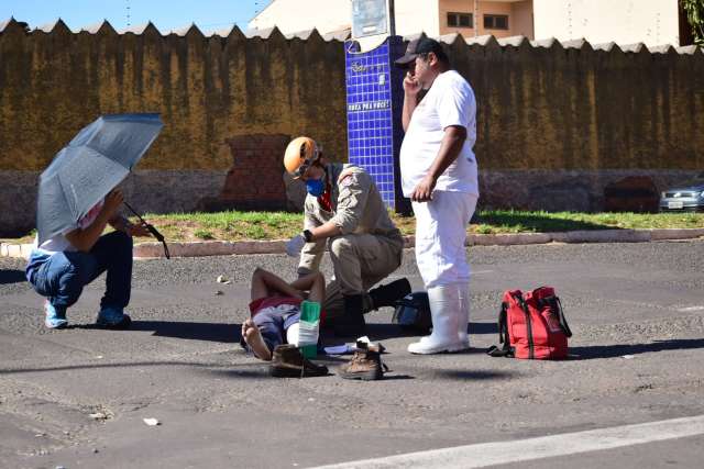 Acidente entre carro e motocicleta deixou uma v&iacute;tima com fratura exposta