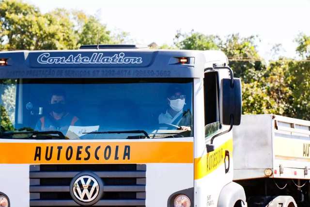 Examinador testa positivo para coronav&iacute;rus e Detran suspende provas pr&aacute;ticas 