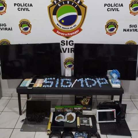 Dupla &eacute; presa com coca&iacute;na avaliada em mais de R$ 100 mil e objetos furtados
