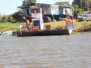 Caminh&atilde;o tomba em travessia de balsa e afunda no Rio Paraguai