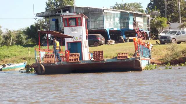 Caminh&atilde;o tomba em travessia de balsa e afunda no Rio Paraguai