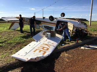 Policiais da Deco vistoriam avião monomotor que fez pouso forçado em Dourados (Foto: Divulgação)
