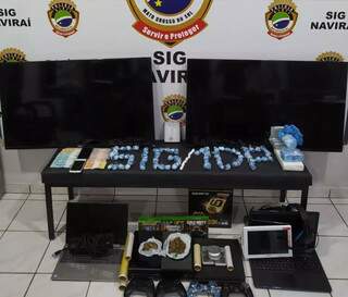 Dupla &eacute; presa com coca&iacute;na avaliada em mais de R$ 100 mil e objetos furtados