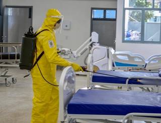 Militar do Exército faz desinfecção em leitos do Hospital da Vida, onde outra pessoa morreu vítima da covid-19 (Foto: Divulgação)