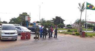 Militares paraguaios vigiam Linha Internacional entre Ponta Porã e Pedro Juan Caballero (Foto: Marciano Candia)