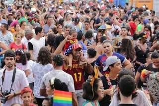 Foliões curtindo o Carnaval na Esplanada dos Ferroviários, em Campo Grande, no dia 25 de fevereiro (Foto: Arquivo/Campo Grande News)