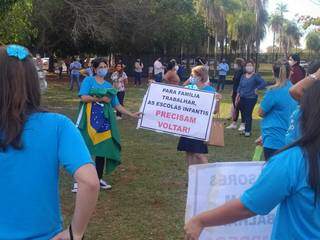 Funcionários de escolas particulare protestam pelo retorno das aulas (Foto: Liniker Ribeiro)