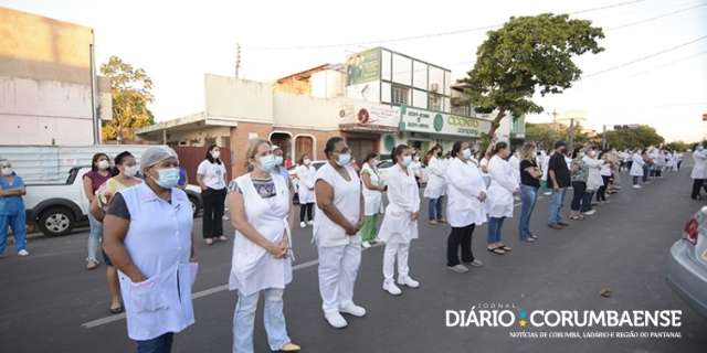 Colegas fazem &quot;cord&atilde;o branco&quot; em homenagem &agrave; enfermeira morta pela covid