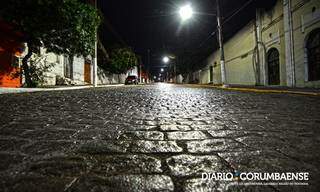 Ladeira Cunha e Cruz, antes tomada por milhares de fiéis, ficou vazia. (Foto: Diário Corumbaense)