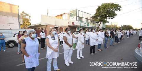 Colegas fazem "cordão branco" em homenagem à enfermeira morta pela covid