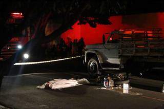 Motociclista morre após colidir veículo em caminhão parado na Vila Progresso Motociclista morre após colidir veículo em caminhão parado na Vila Progresso