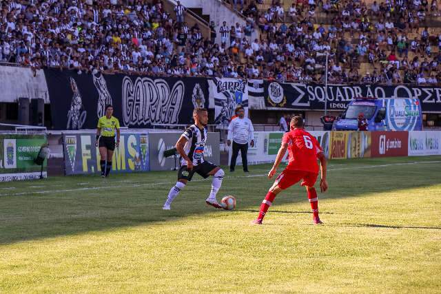 Clubes se re&uacute;nem e descartam retorno imediato do Estadual