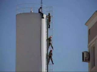 Ap&oacute;s 2 anos, adolescente consegue falar de foto impactante no alto de torre