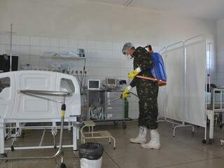 Soldado do Exército faz desinfecção na UPA de Dourados, onde mulher morreu hoje em decorrência da covid-19 (Foto: Divulgação)