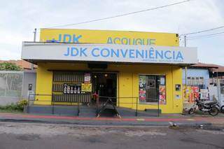Em plena tarde, ladr&otilde;es invadem conveni&ecirc;ncia e rendem funcion&aacute;rios 