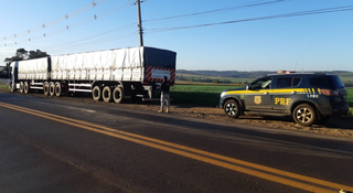 Caminhão rododrem carregado de cigarro contrabandeado foi apreendido por equipe de policiais rodoviários federais (Foto: divulgação/PRF)