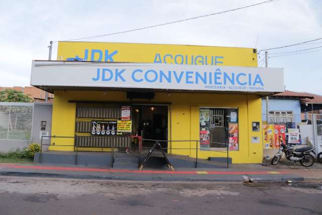 Em plena tarde, ladr&otilde;es invadem conveni&ecirc;ncia e rendem funcion&aacute;rios 