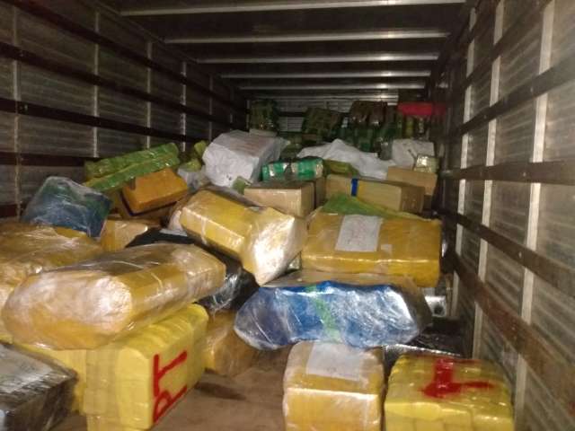 Pol&iacute;cia flagra 5 pessoas em dep&oacute;sito com recorde de 10 toneladas de maconha 