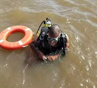 Mergulhador do Corpo de Bombeiros fazendo buscas pela mulher no rio. (Foto: Divulgação/Corpo de Bombeiros)