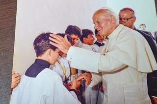 O Papa João Paulo II com a mão esquerda na cabeça de Vinícius, enquanto apertavam às mãos. (Foto: Arquivo pessoal)