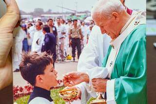Vinícius recebendo na boca a hóstia entregue pelo Papa João Paulo II. (Foto: Arquivo pessoal)
