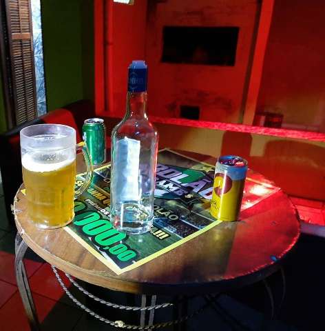 Bar clandestino com adolescentes e bebida funcionava de portas fechadas