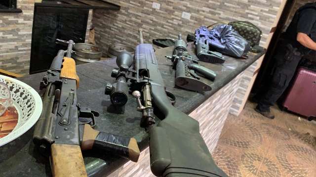 Pol&iacute;cia Federal apreende armas, dinheiro e droga em &ldquo;QG&rdquo; do PCC na fronteira