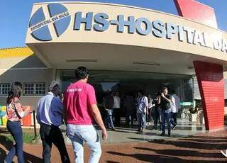 Hospital em Fátima do Sul onde mulher de 73 anos foi internada primeiro. Depois, ela foi levada para Dourados, onde morreu. (Foto: Se Liga News)