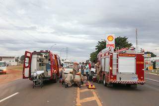 Motociclista &eacute; arremessado a 5 metros ap&oacute;s bater em carro na BR-262