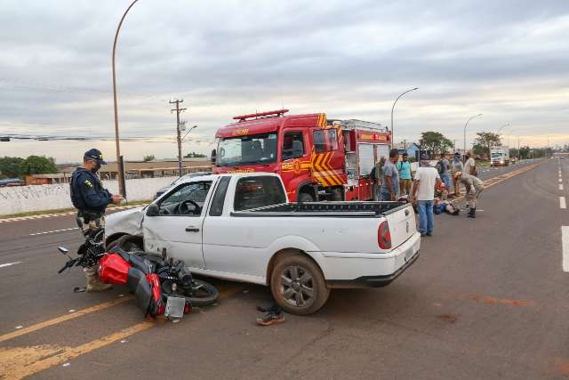 Motociclista &eacute; arremessado a 5 metros ap&oacute;s bater em carro na BR-262