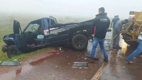 Em meio &agrave; neblina, carreta e 3 carros se envolvem em acidente na BR-463