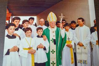 No meio dos coroinhas que auxiliaram na santa missa, o Papa João Paulo II aparece com a mão direita no ombro de Vinícius. (Foto: Arquivo pessoal)