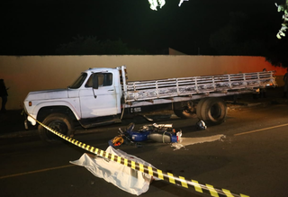 Homem que morreu após colidir moto em traseira de caminhão tinha 41 anos Homem que morreu após colidir moto em traseira de caminhão tinha 41 anos