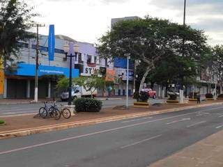 Lojas fechadas nesta manhã no centro de Dourados (Foto: Adilson Domingos)