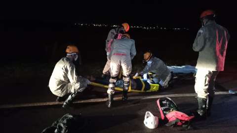 Motociclista bate de frente com carreta canavieira e morre no hospital