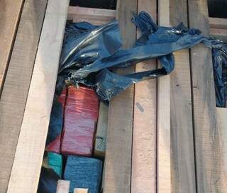 Tabletes de maconha embaixo de ripas de madeira; carga de droga chega a 25 toneladas (Foto: Divulgação)