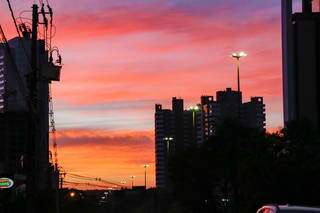 Amanhecer com céu colorido na Avenida Afonso Pena na capital sul-mato-grossense (Foto: Henrique Kawaminami)