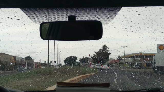 Ap&oacute;s mais de 20 dias de estiagem, chuva chega t&iacute;mida &agrave; Campo Grande