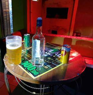 Bebidas sobre uma das mesas do bar que estava funcionando com portas fechadas (Foto: Divulgação)