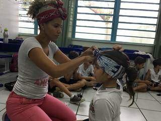 Fernanda realizando oficina de turbantes para alunos da escola onde leciona (Foto: Arquivo Pessoal)