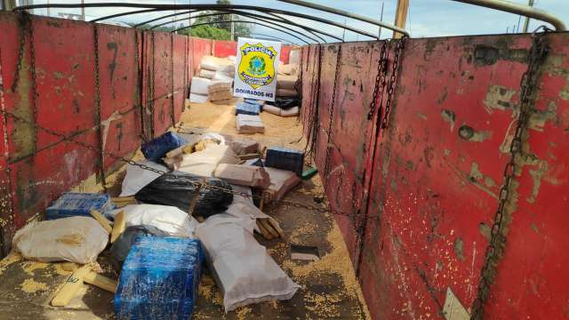 Em menos de 24h, pol&iacute;cia pega outra megacarga de maconha: 8 toneladas