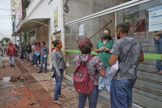 Cadidatos aguardam atendimento em frente à sede da Funsat, localizada no centro da Capital (Foto: arquivo/Campo Grande News)