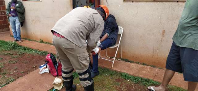 Menino de 14 anos &eacute; baleado ap&oacute;s surpreendido por trio enquanto caminhava
