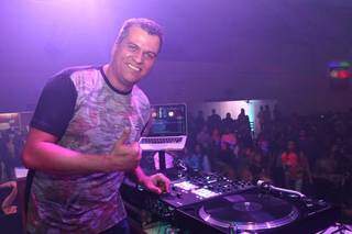 O DJ Valdir Andrade se apresentando numa festa. (Foto: Arquivo pessoal)