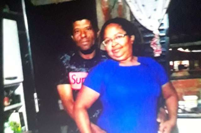 Mulher &eacute; morta a facadas pelo marido, na frente da m&atilde;e  