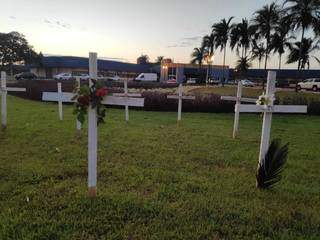 Cruzes instaladas em frente à Prefeitura de Dourados hoje para homenagear mortos pelo coronavírus (Foto: Adilson Domingos)