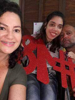 Regiani Prates Cavilioni à esquerda ao lado da filha Karen e do esposo, Rosemar Santos de Oliveira. (Foto: Arquivo pessoal)