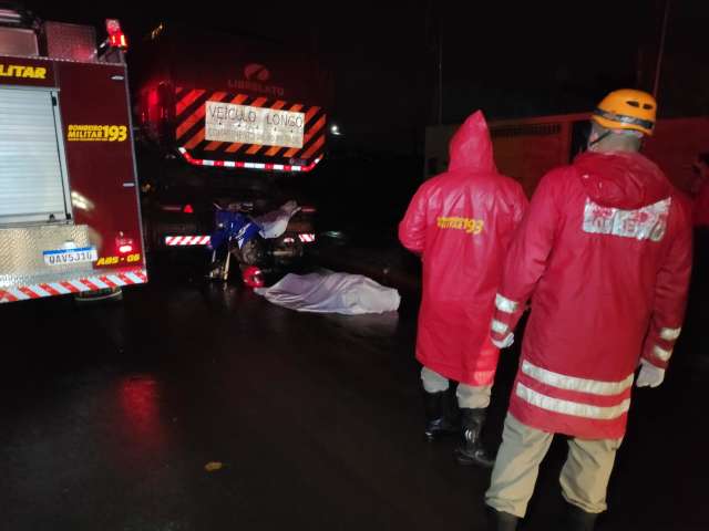 Motociclista morre ap&oacute;s bater na traseira de carreta estacionada 