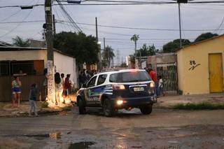Rua da Tuba, no Bairro Tiradentes, é quase um beco; no local, jovens foram abordados e um deles, baleado (Foto: Paulo Francis)